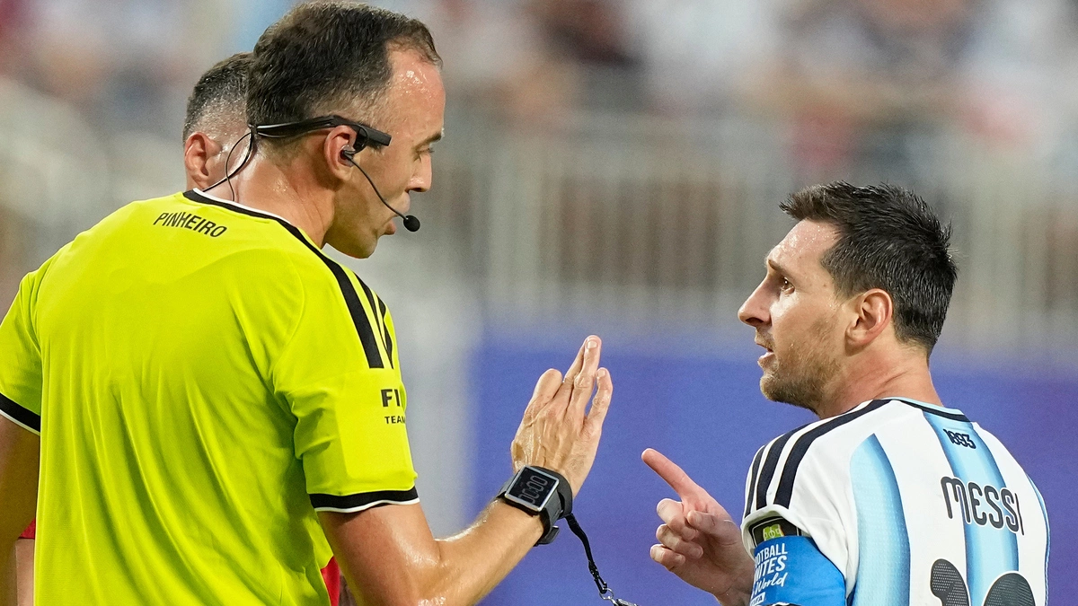 Messi mất bình tĩnh với trọng tài người Bồ Đào Nha