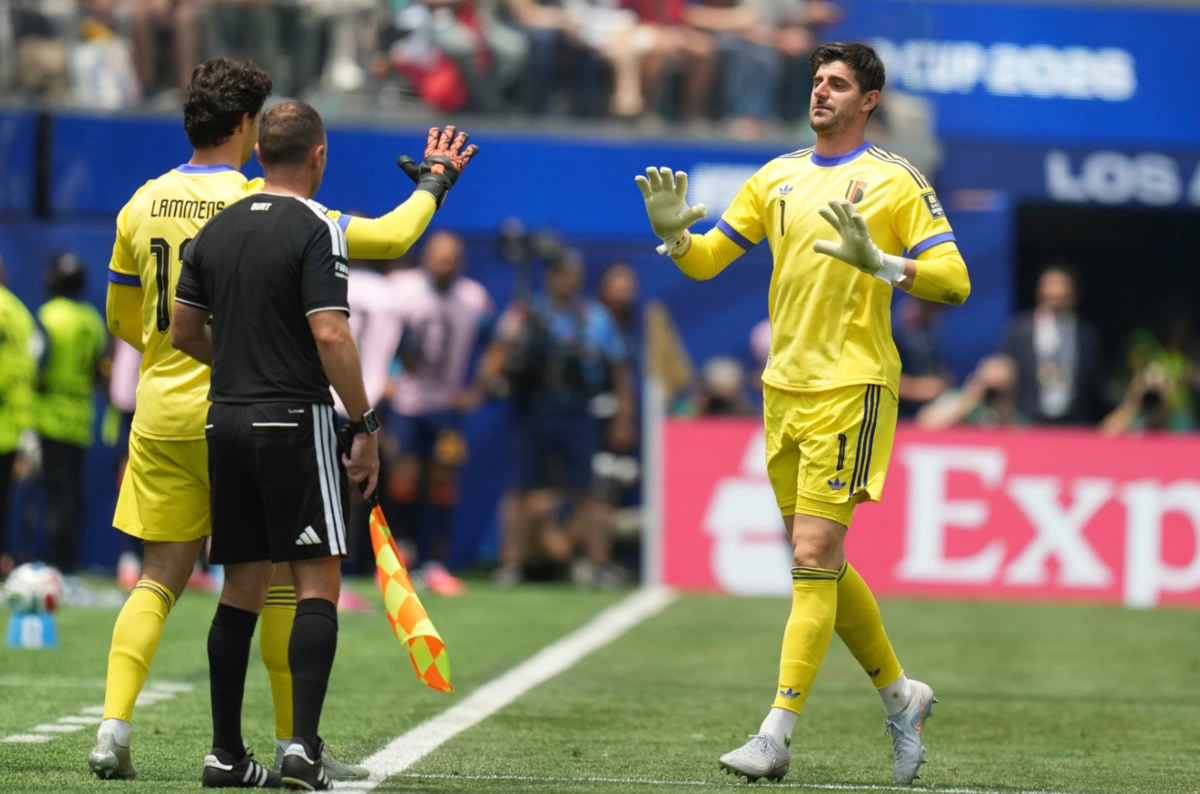 Thibaut Courtois thi đấu xuất sắc cho Bỉ Thủ môn Thibaut Courtois cứu thua