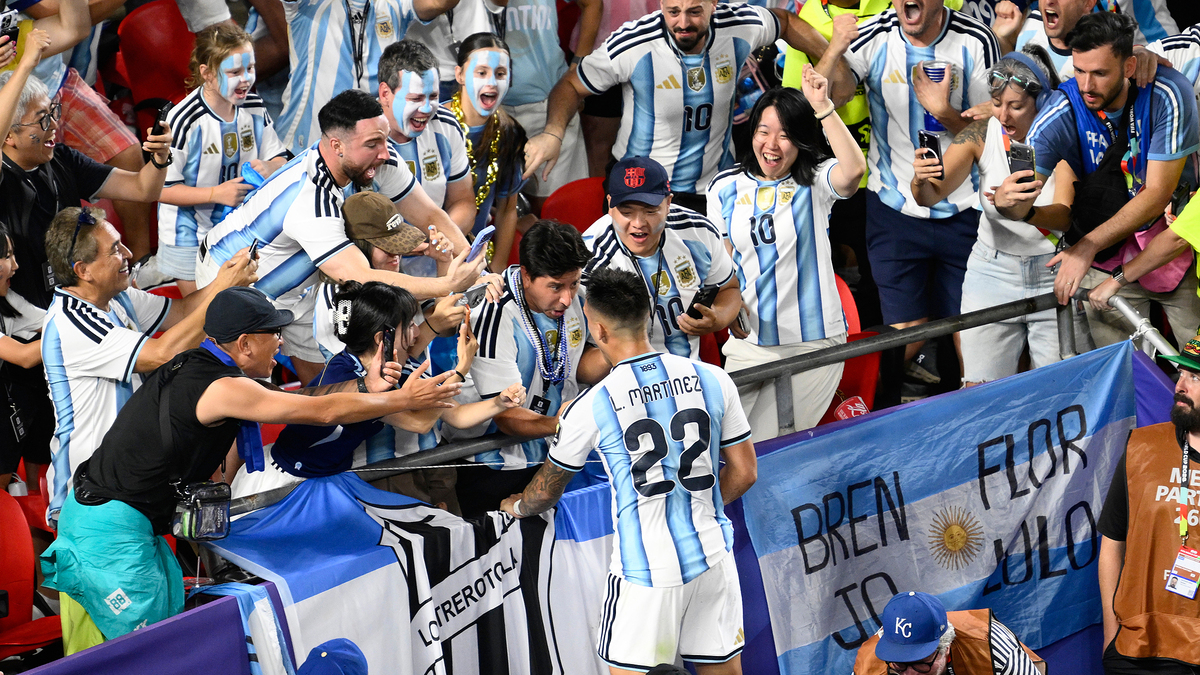 Báo Anh đặt dấu hỏi về việc tiền đạo Argentina thoát thẻ đỏ