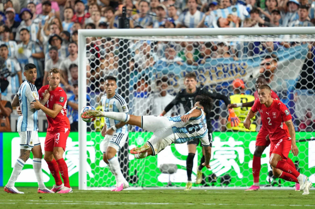 Lisandro Martinez chơi toàn diện Trung vệ Lisandro Martinez của Argentina