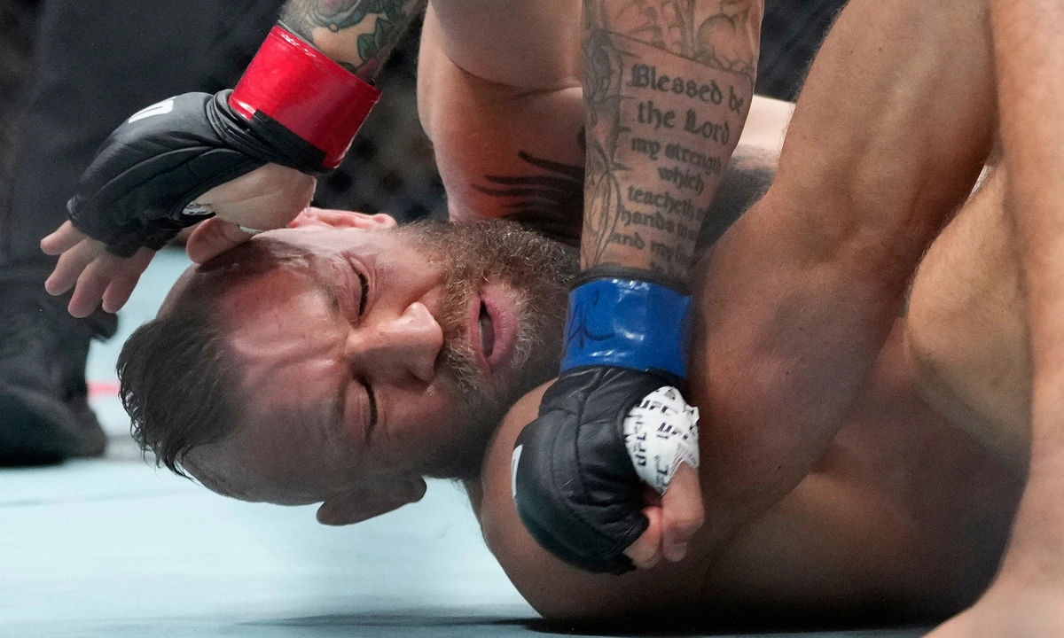 McGregor chấn thương sau 69 giây trong ngày tái xuất
