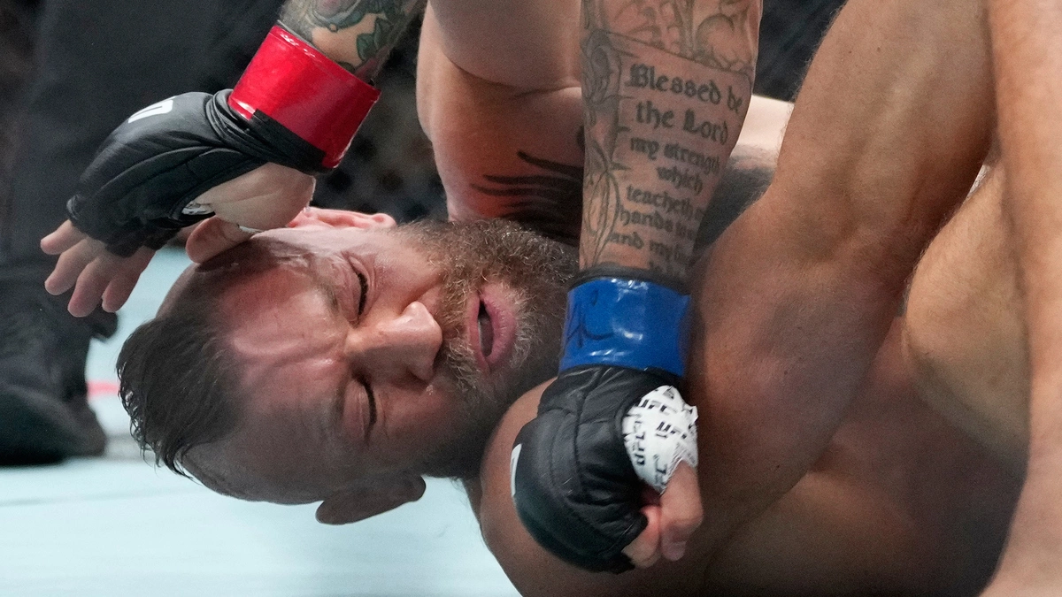 McGregor chấn thương sau 69 giây trong ngày tái xuất