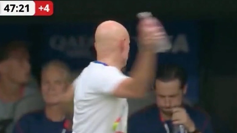 HLV Na Uy ném chai nước vào cộng sự