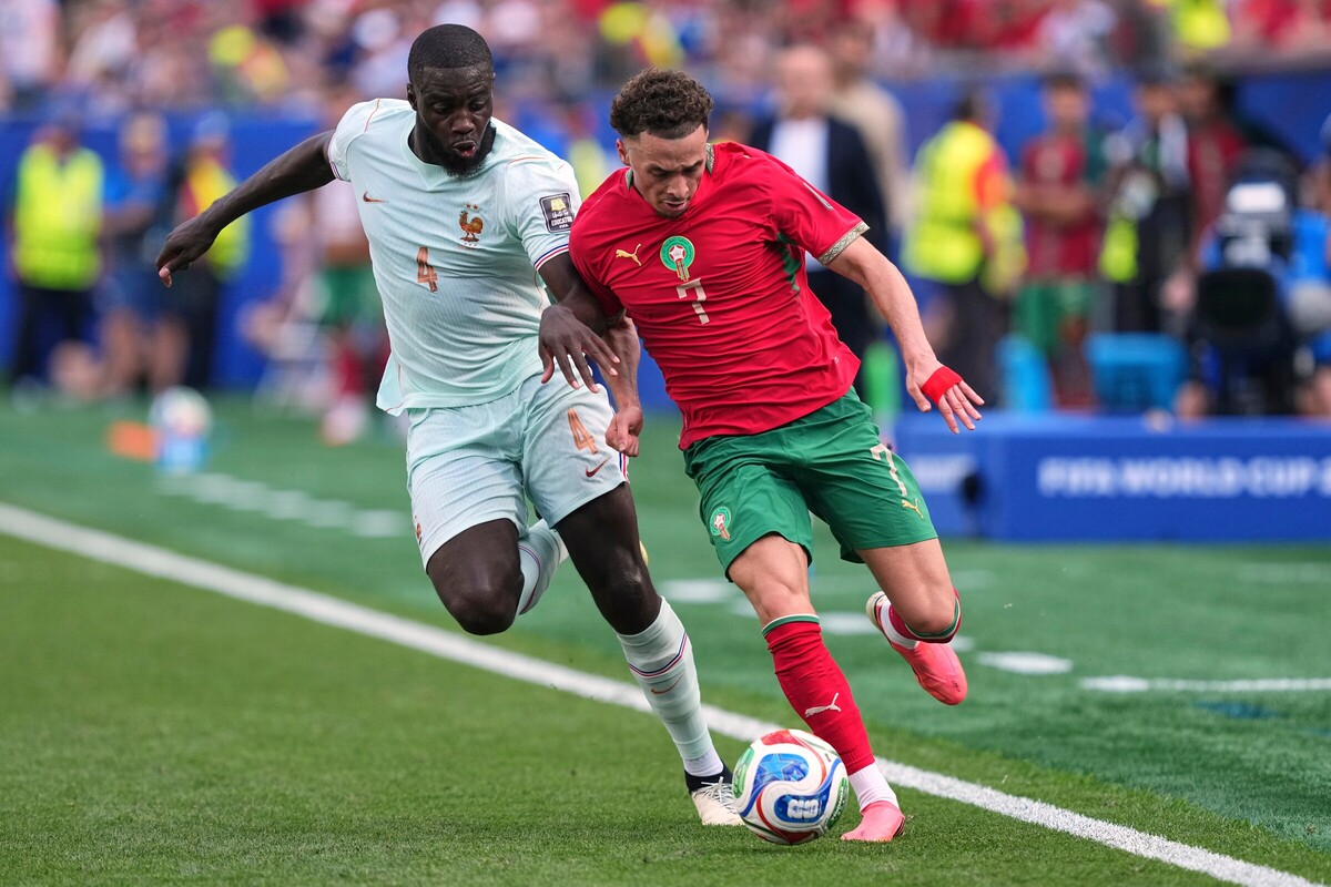 Dayot Upamecano chơi chắc chắn Trung vệ Dayot Upamecano của tuyển Pháp