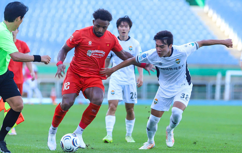 Tiền đạo Nguyễn Xuân Son tranh bóng với cầu thủ Gangwon FC trong trận giao hữu chiều 13/7 tại Incheon, Hàn Quốc. Ảnh: VFF