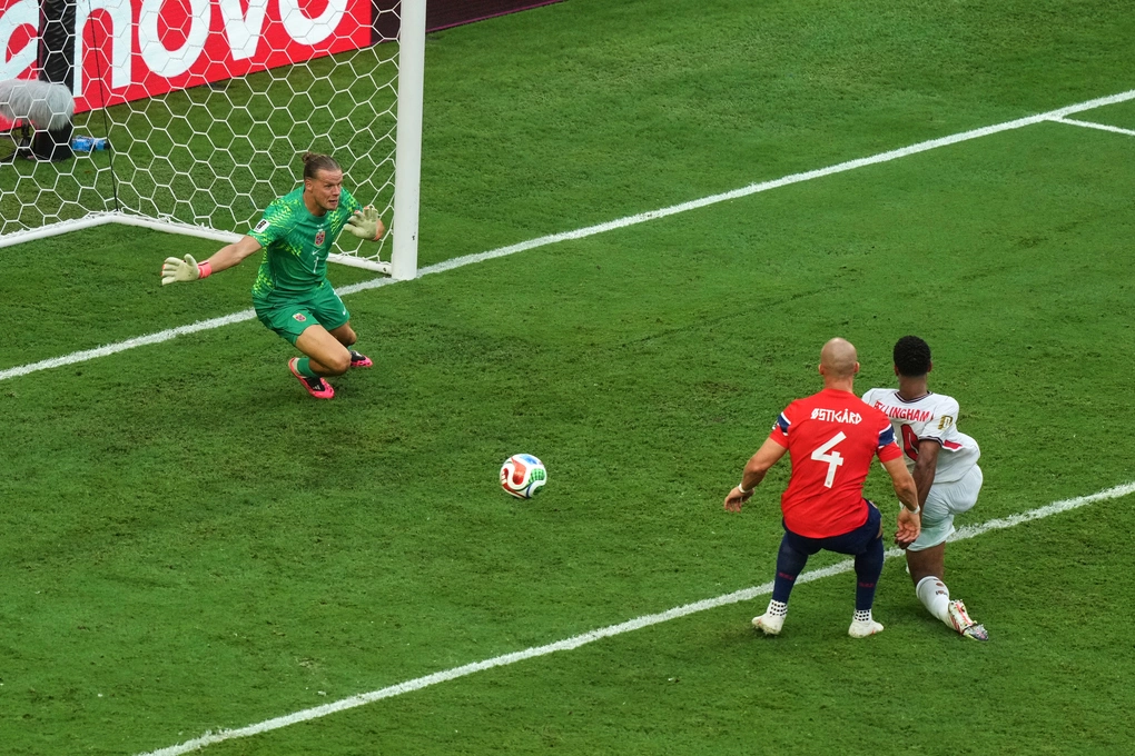 Jude Bellingham (áo trắng) băng vào đá bồi ấn định chiến thắng 2-1 trước Na Uy. Bellingham đá bồi ghi bàn thắng quyết định trước Na Uy