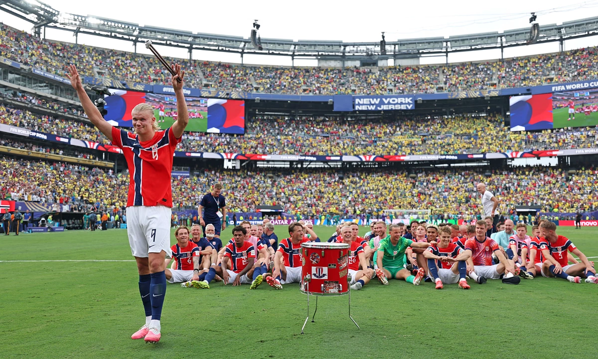 Na Uy chèo thuyền tập thể mừng kỳ tích World Cup