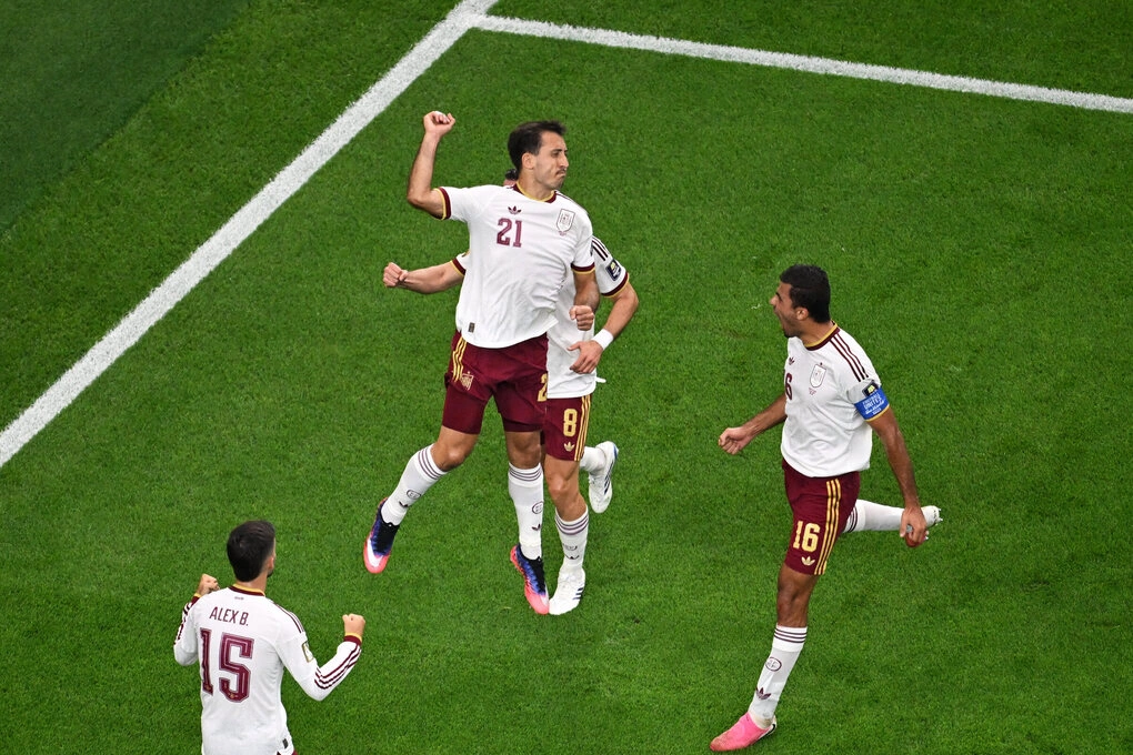 Mikel Oyarzabal (21) ăn mừng bàn mở tỷ số từ chấm phạt đền trong trận bán kết World Cup 2026 gặp Pháp, tại Arlington, bang Texas, Mỹ ngày 14/7/2026. Ảnh: AP