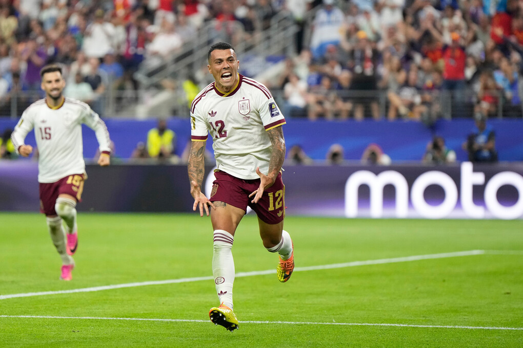 Pedro Porro mừng bàn nâng tỷ số lên 2-0 trong trận bán kết World Cup giữa Tây Ban Nha và Pháp trên sân Dallas, thành phố Arlington, bang Texas, Mỹ, ngày 14/7/2026. Ảnh: AP Pedro Porro ăn mừng bàn thắng nâng tỷ số