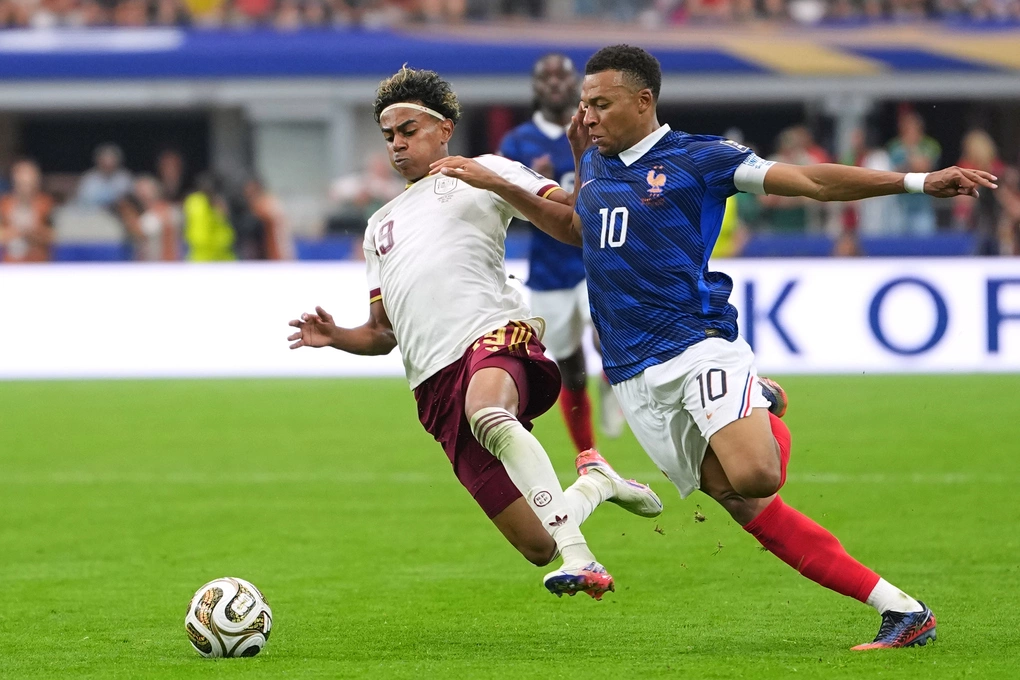 Lamine Yamal (trái) tranh bóng với Kylian Mbappe trong trận bán kết World Cup giữa Tây Ban Nha và Pháp trên sân Dallas, thành phố Arlington, bang Texas, Mỹ, ngày 14/7/2026. Ảnh: AP Lamine Yamal tranh bóng với Mbappe