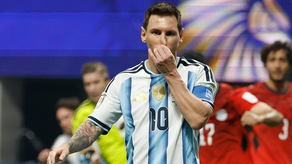Carragher: 'Đội tuyển Anh có thể khai thác điểm yếu của Messi'