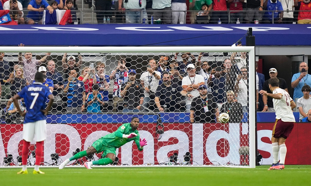 Mikel Oyarzabal ghi bàn mở tỷ số từ chấm phạt đền, đánh bại thủ môn Mike Maignan của Pháp trong trận bán kết World Cup giữa Tây Ban Nha và Pháp trên sân Dallas, thành phố Arlington, bang Texas, Mỹ, ngày 14/7/2026. Ảnh: AP Mikel Oyarzabal ghi bàn mở tỷ số từ chấm phạt đền