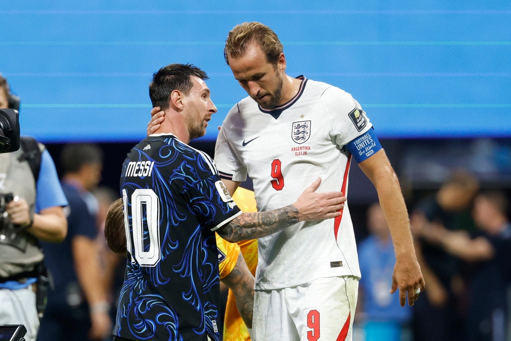 Lionel Messi của Argentina ôm Harry Kane sau trận thắng Anh 2-1 ở bán kết World Cup 2026 trên sân Atlanta, Mỹ ngày 15/7. Lionel Messi ôm Harry Kane sau trận bán kết World Cup 2026