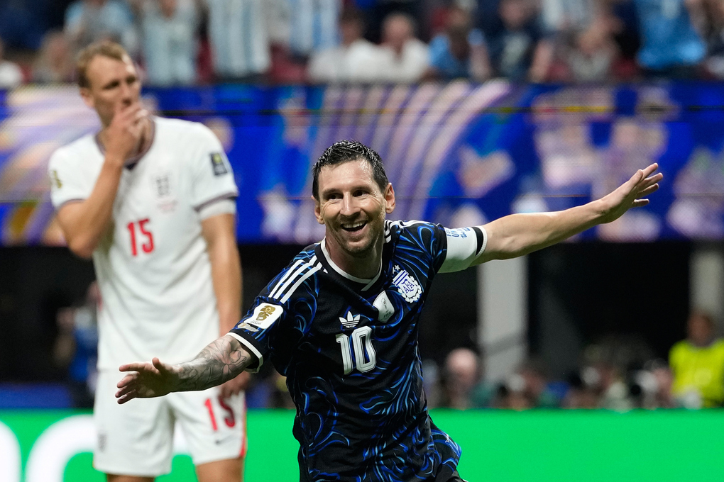 Lionel Messi ăn mừng sau khi đồng đội Enzo Fernandez ghi bàn gỡ hòa trong trận Argentina thắng Anh 2-1 ở bán kết World Cup 2026 trên sân Atlanta, Mỹ ngày 15/7. Lionel Messi ăn mừng sau khi đồng đội Enzo Fernandez ghi bàn gỡ hòa trong trận Argentina thắng Anh 2-1 ở bán kết World Cup 2026 trên sân Atlanta, Mỹ ngày 15/7.