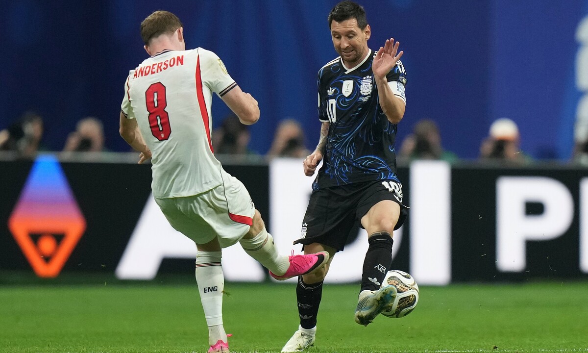 Anh 0-0 Argentina (H1): Messi đi bóng qua bốn cầu thủ