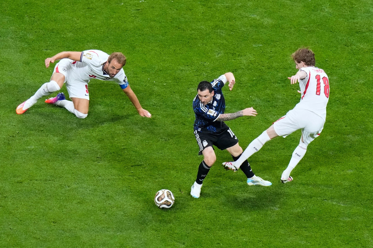 Messi rê bóng qua hậu vệ Messi thực hiện các pha rê bóng kỹ thuật
