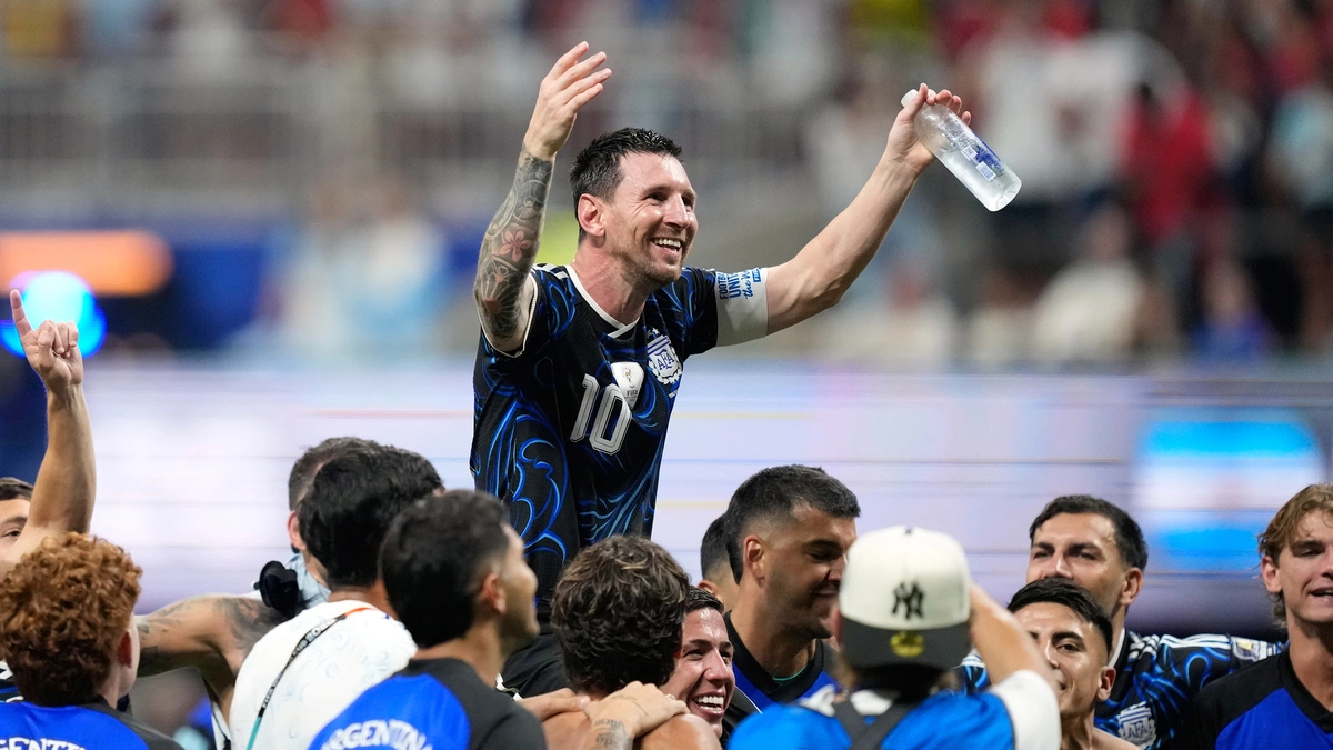 Messi làm HLV trên sân, phá chiến thuật Anh như thế nào?