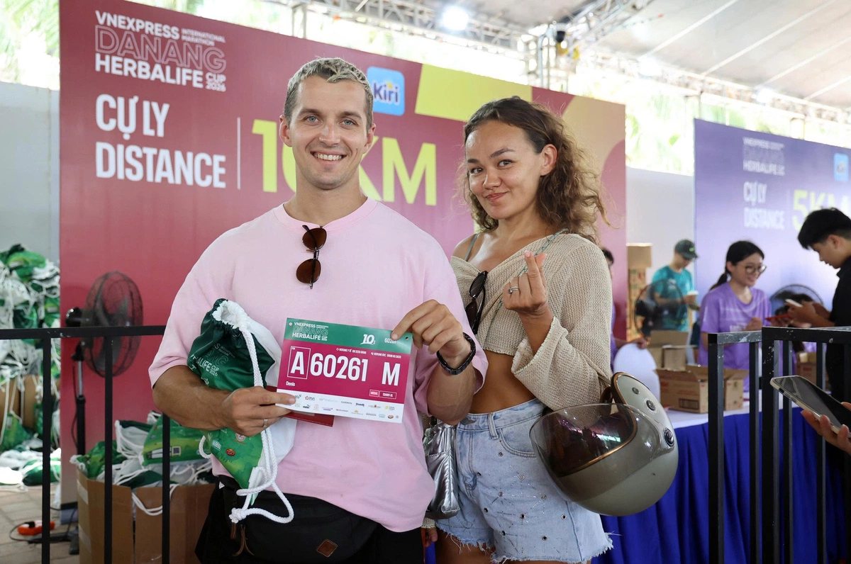 Hàng nghìn runner nhận race-kit VnExpress Marathon Đà Nẵng ngày đầu