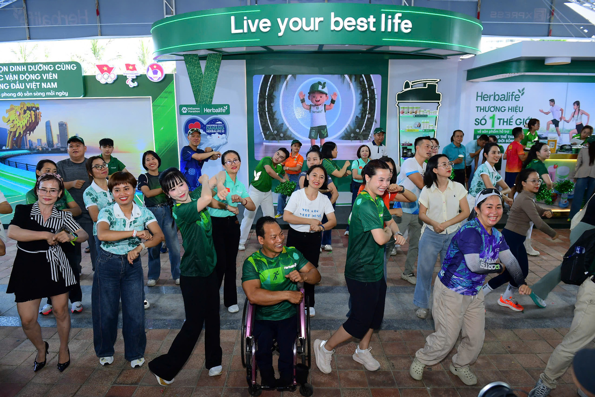 Châu Tuyến Vân, Nguyễn Thùy Linh khuấy động gian hàng Herbalife tại VM Đà Nẵng