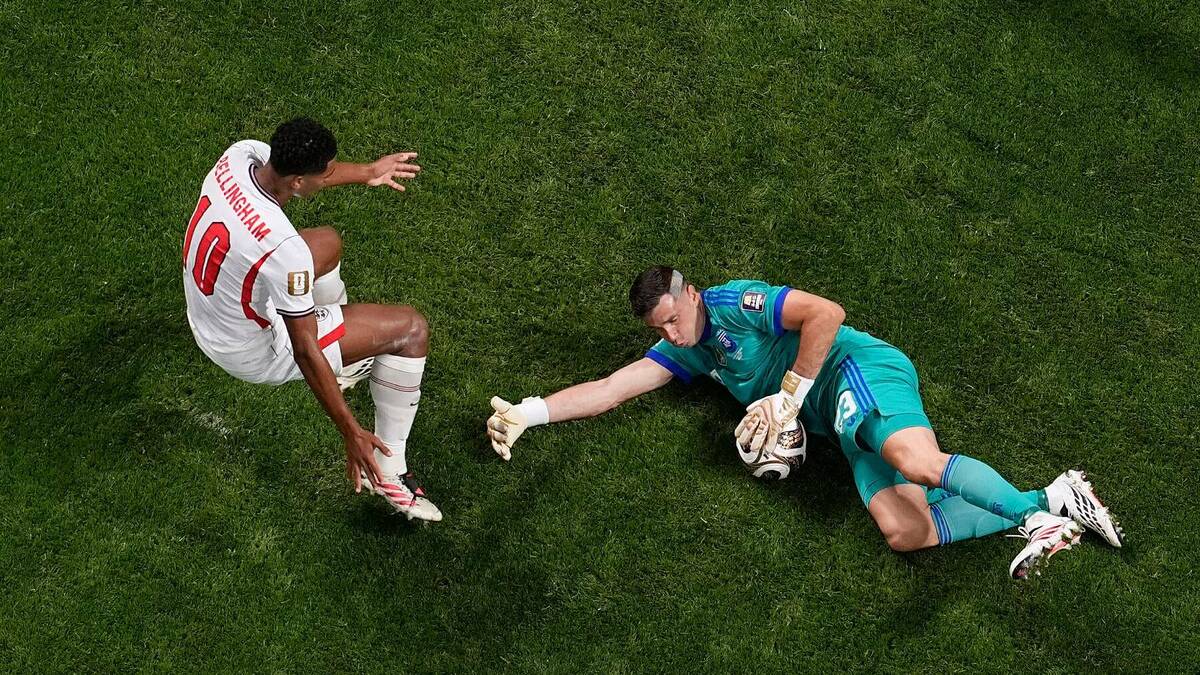 CĐV Argentina công kích thủ môn Martinez