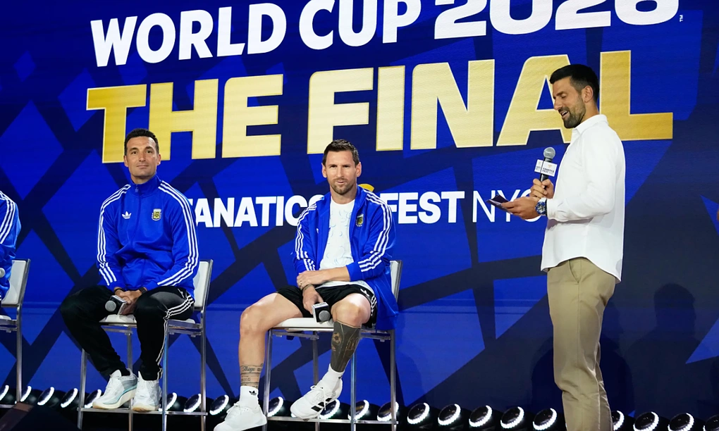 Messi (giữa), HLV Scaloni (trái) và tay vợt Djokovic ở sự kiện ngày 17/7.