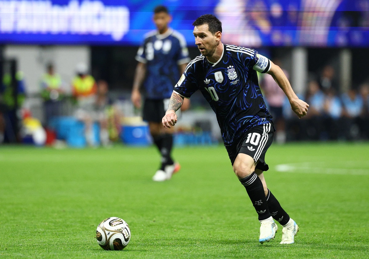 Vì sao Messi thích chuyền bóng chéo sân?