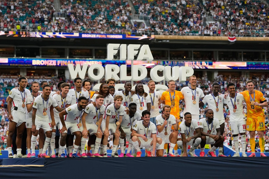 Các cầu thủ Anh trên bục nhận huy chương sau khi thắng Pháp 6-4 ở trận tranh giải ba World Cup 2026 trên sân Hard Rock, Miami, Mỹ ngày 18/7/2026. Ảnh: AP