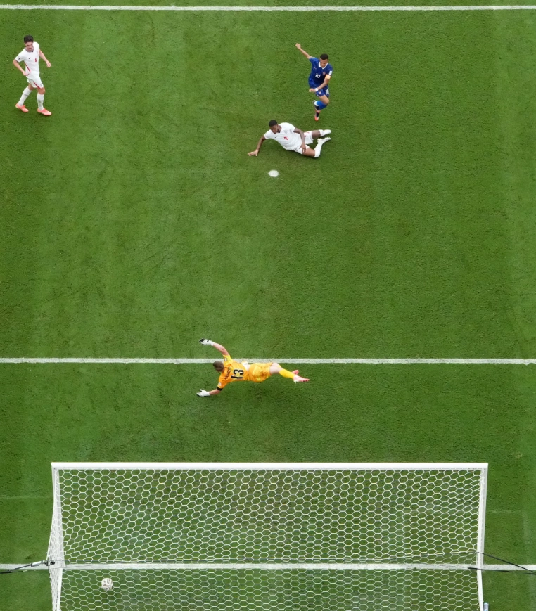 Pháp 3-5 Anh (H2): Saka hoàn tất hat-trick