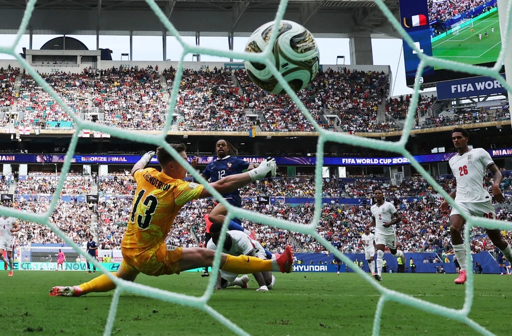 Pháp 3-5 Anh (H2): Saka hoàn tất hat-trick