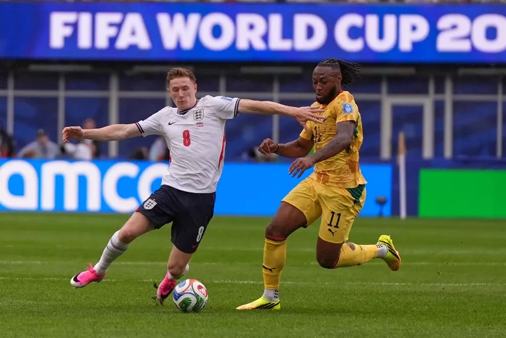 Elliot Anderson tranh bóng trong trận Anh hòa Ghana ở bảng L World Cup 2026 tại Boston. Elliot Anderson thi đấu tại World Cup 2026