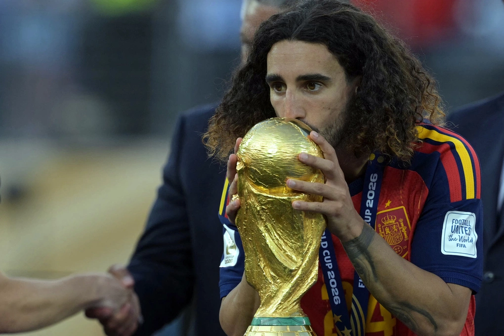 Marc Cucurella hôn Cup vàng sau khi cùng Tây Ban Nha thắng Argentina 1-0 ở chung kết World Cup 2026 trên sân MetLife, New Jersey, Mỹ ngày 19/7/2026. Marc Cucurella hôn Cup vàng sau chiến thắng của Tây Ban Nha tại World Cup 2026