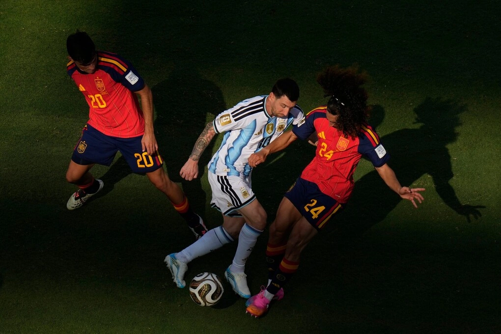 Messi bị chê 'trẻ con' khi đòi phạt thẻ đỏ Cucurella