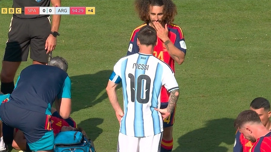 Messi bị chê 'trẻ con' khi đòi phạt thẻ đỏ Cucurella