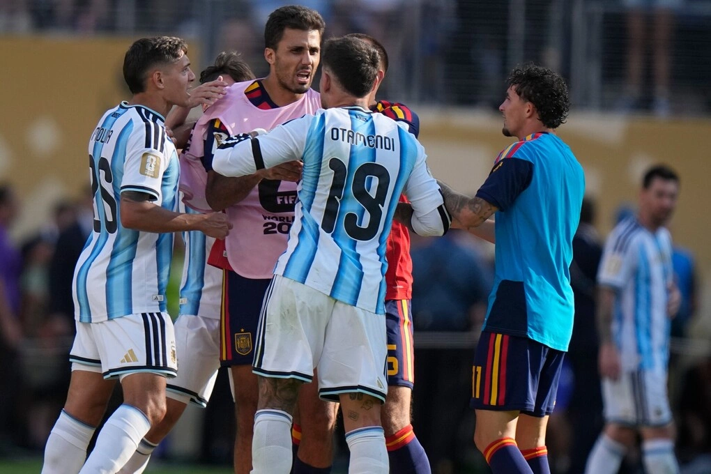 Otamendi (19) và Molina (26) của Argentina xô xát với đội trưởng Tây Ban Nha Rodri (16) sau trận chung kết World Cup giữa Tây Ban Nha và Argentina trên sân MetLife ở East Rutherford, bang New Jersey, gần New York, Mỹ, ngày 19/7/2026. Ảnh: AP Otamendi và Molina xô xát với Rodri