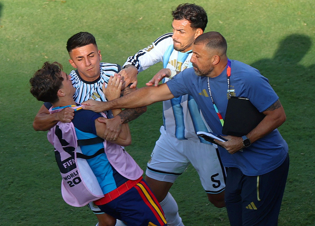 Paredes của Argentina xô xát với Gavi của Tây Ban Nha sau trận chung kết World Cup giữa Tây Ban Nha và Argentina trên sân MetLife ở East Rutherford, bang New Jersey, Mỹ, ngày 19/7/2026. Ảnh: Reuters Paredes và Gavi tranh cãi sau trận chung kết World Cup