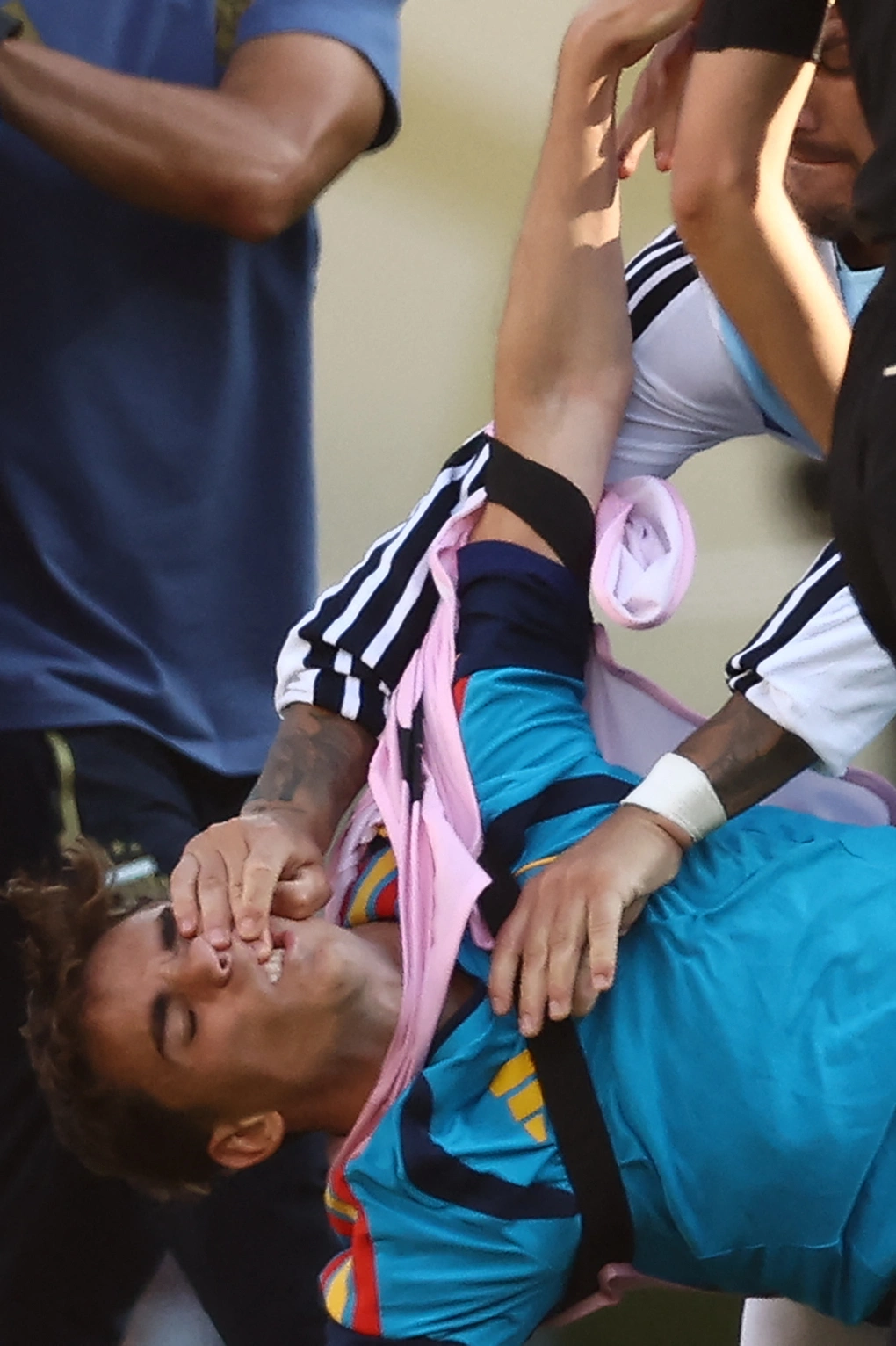 Tiền vệ Argentina Paredes đẩy vào mặt Gavi của Tây Ban Nha trong trận chung kết World Cup 2026 trên sân MetLife ở East Rutherford, bang New Jersey, Mỹ, ngày 19/7/2026. Ảnh: AFP Paredes đẩy Gavi trong trận chung kết World Cup