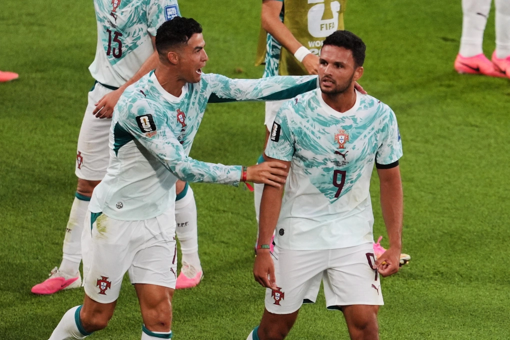 Goncalo Ramos được Cristiano Ronaldo chúc mừng sau bàn thắng ở vòng 1/16 World Cup 2026. Goncalo Ramos ghi bàn cho Bồ Đào Nha tại World Cup 2026