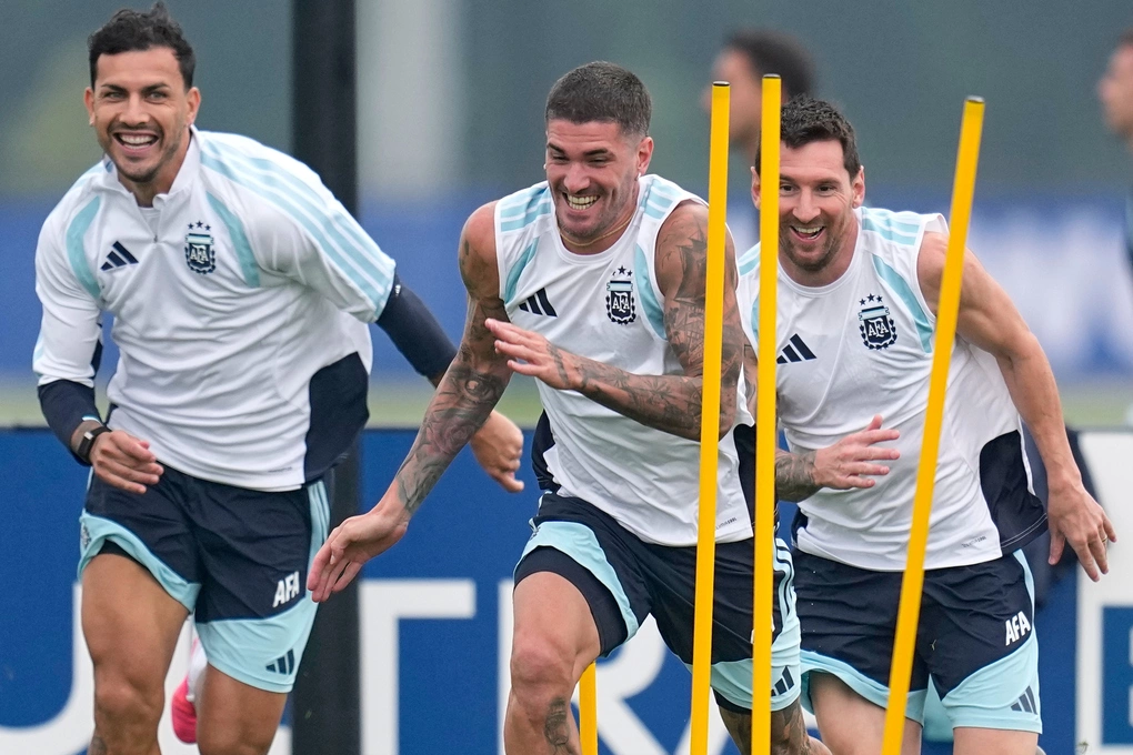 Tiền đạo Lionel Messi, tiền vệ Rodrigo De Paul và Leandro Paredes trong buổi tập của đội tuyển Argentina tại New York, New Jersey ngày 18/7/2026, một ngày trước chung kết World Cup 2026 Messi cùng De Paul và Paredes tập luyện chuẩn bị cho chung kết
