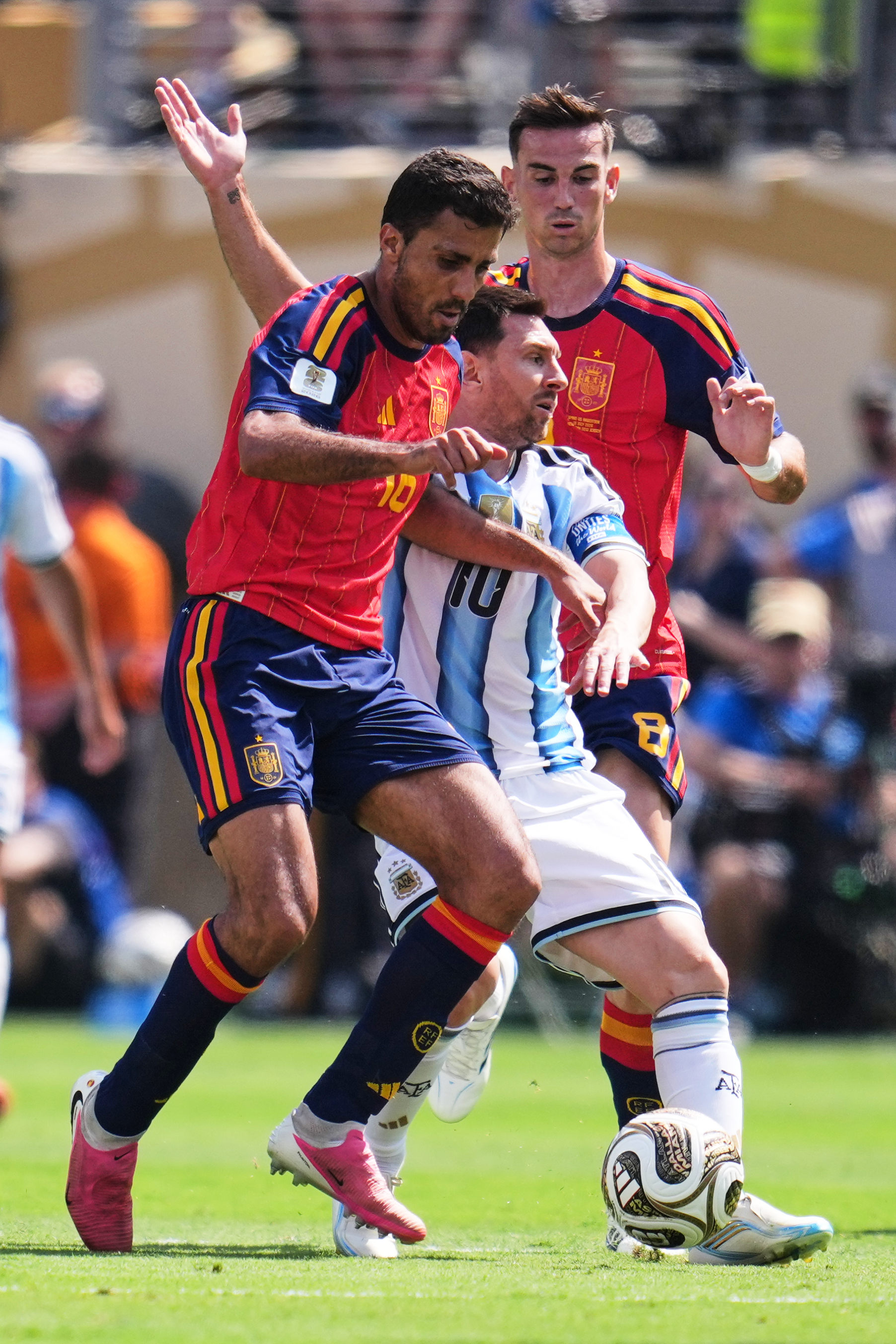 Tiền vệ Rodri và Fabian Ruiz ngăn cản Lionel Messi Pha tranh chấp giữa Rodri và Messi trong trận chung kết
