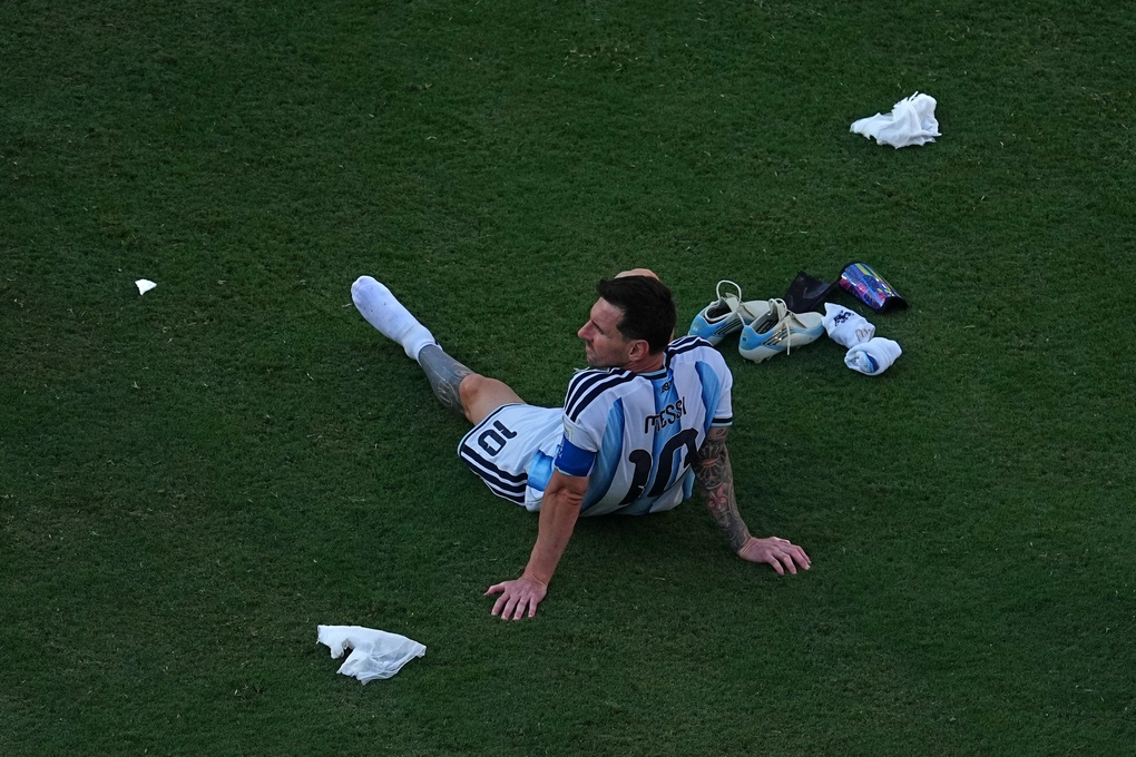 Messi ngồi thất thần sau trận Argentina thua Tây Ban Nha 0-1 ở chung kết World Cup 2026 trên sân MetLife, East Rutherford, bang New Jersey, Mỹ, ngày 19/7. Messi ngồi thất thần sau trận chung kết World Cup 2026