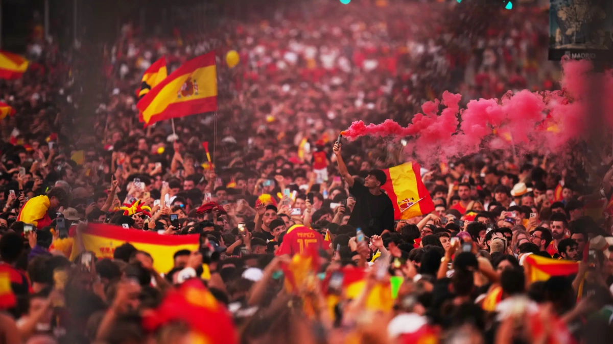 Hơn 2 triệu người nhuộm đỏ Madrid mừng Tây Ban Nha vô địch World Cup
