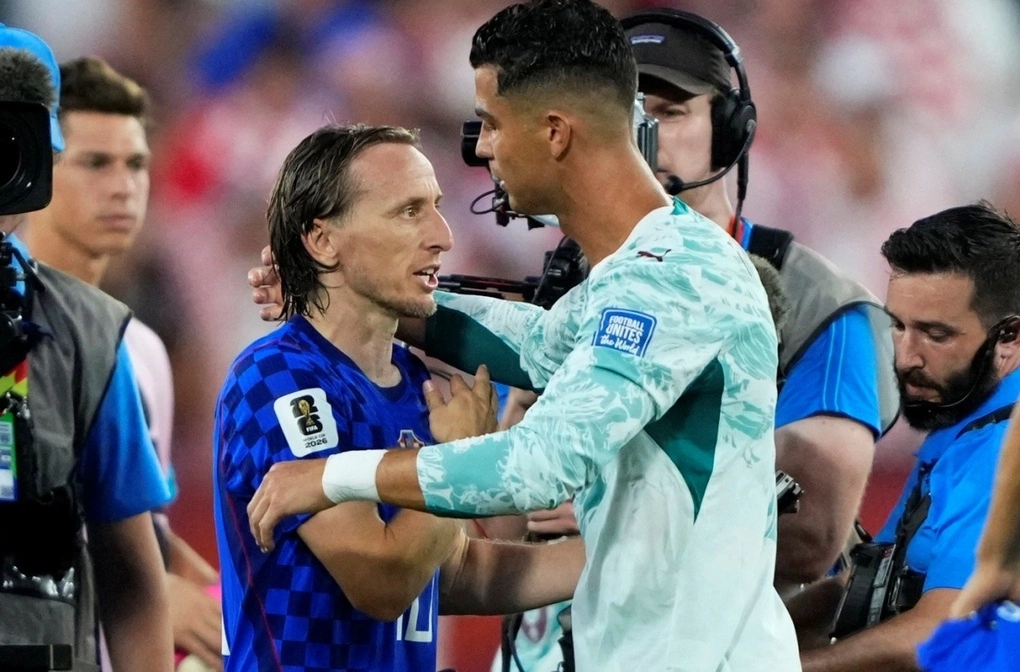 Luka Modric và Cristiano Ronaldo chào hỏi nhau sau trận đấu vòng 1/16 World Cup 2026 tại Toronto Luka Modric (trái) và Cristiano Ronaldo sau trận vòng 1/16 World Cup