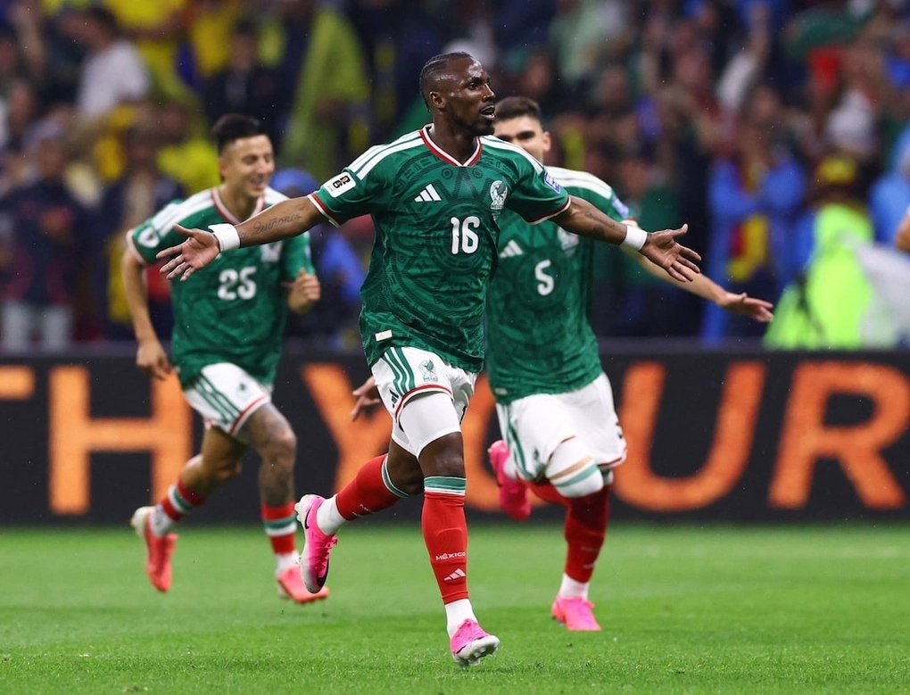 Julian Quinones ăn mừng bàn mở tỷ số cho Mexico tại vòng knock-out Julian Quinones ăn mừng bàn mở tỷ số chiến thắng Mexico