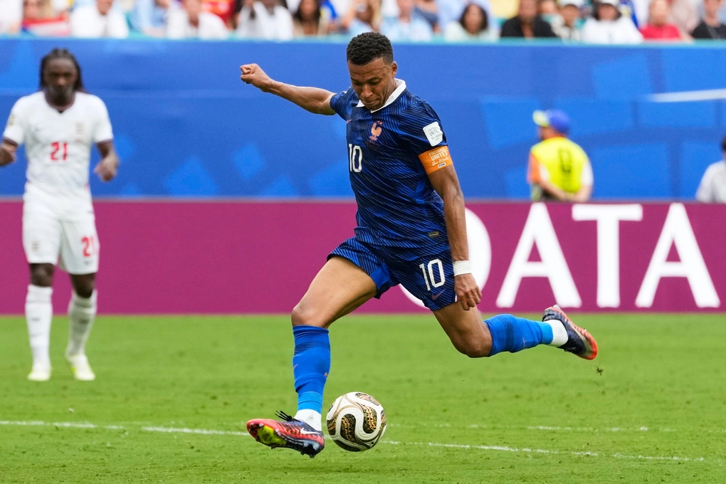 Tiền đạo Kylian Mbappe ghi bàn thắng thứ ba cho tuyển Pháp trong trận tranh hạng ba World Cup gặp Anh Kylian Mbappe ghi bàn cho tuyển Pháp tại trận tranh hạng ba World Cup