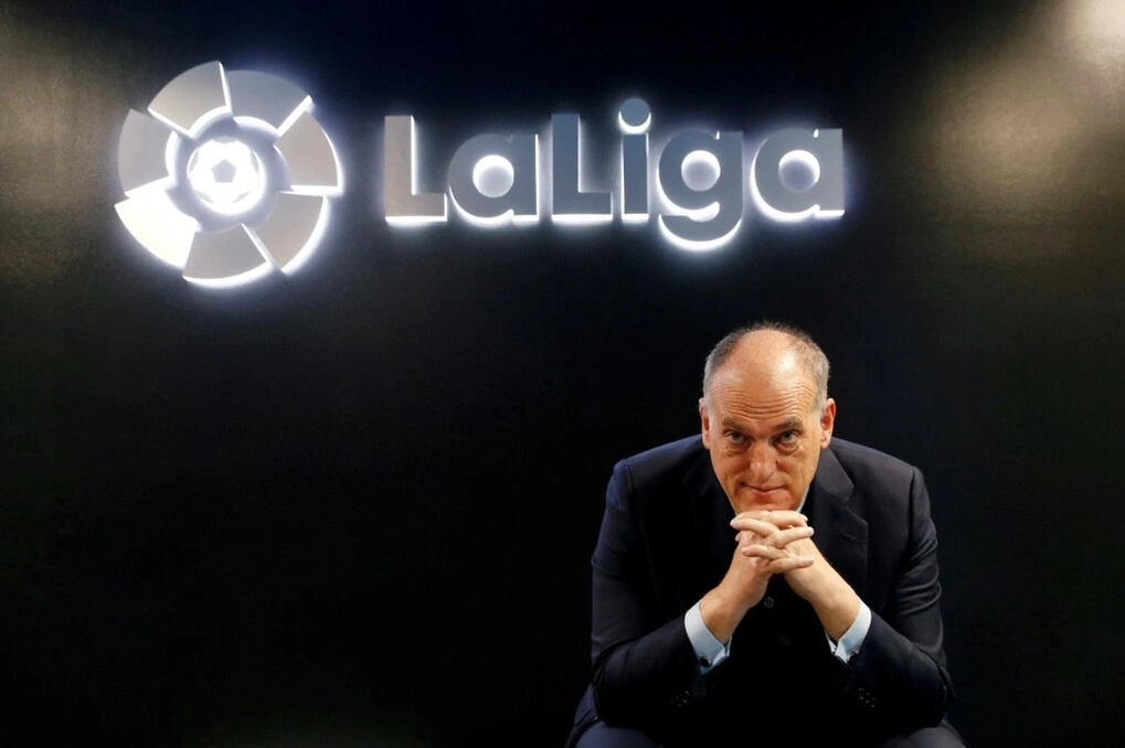 Chủ tịch La Liga Javier Tebas trả lời phỏng vấn trực tuyến tại Madrid Chủ tịch La Liga Javier Tebas trước cuộc phỏng vấn trực tuyến