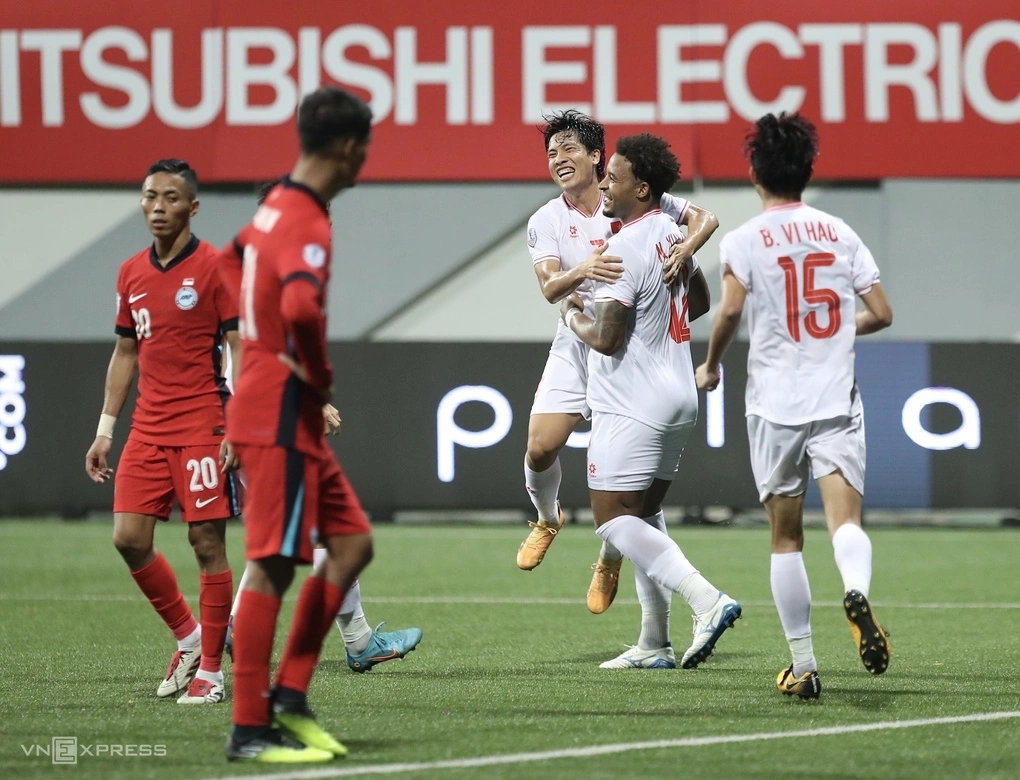 Tiền đạo Việt Nam Nguyễn Xuân Son (áo trắng giữa) mừng bàn thứ hai trong trận thắng Singapore 2-0 ở lượt đi bán kết ASEAN Cup 2024, trên sân Jalan Besar, Singapore ngày 26/12/2024. Ảnh: Hiếu Lương