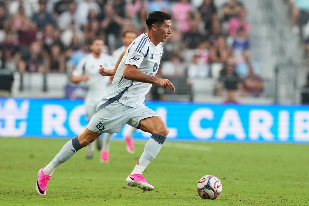 Tiền đạo Robert Lewandowski của Chicago Fire dẫn bóng trong hiệp một trận gặp Inter Miami tại giải Nhà nghề Mỹ (MLS) trên sân Chase, Miami. Lewandowski dẫn bóng cho Chicago Fire ở MLS trên sân Chase Miami