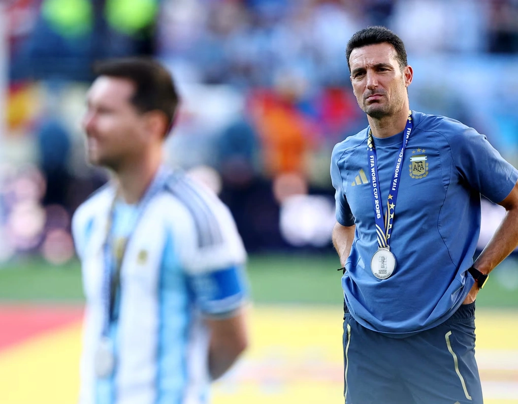 HLV Lionel Scaloni nhận huy chương bạc World Cup 2026 tại MetLife HLV Scaloni nhận huy chương bạc trên sân MetLife, New Jersey