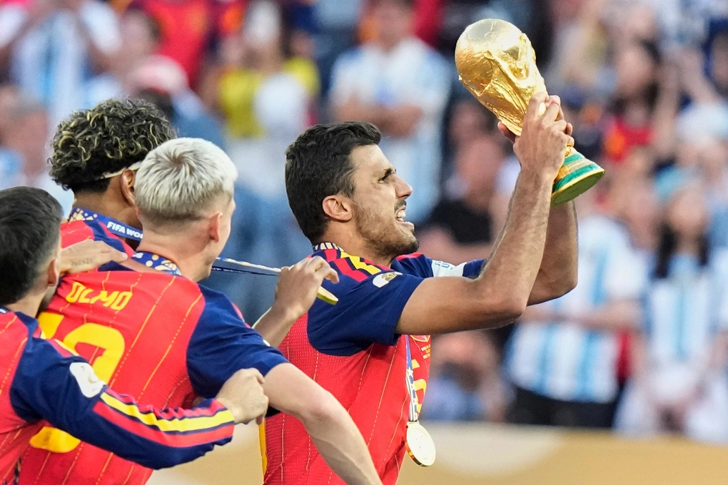 Tiền vệ Rodri nâng cúp vàng sau chiến thắng chung kết World Cup 2026 Rodri nâng cúp vàng cùng tuyển Tây Ban Nha