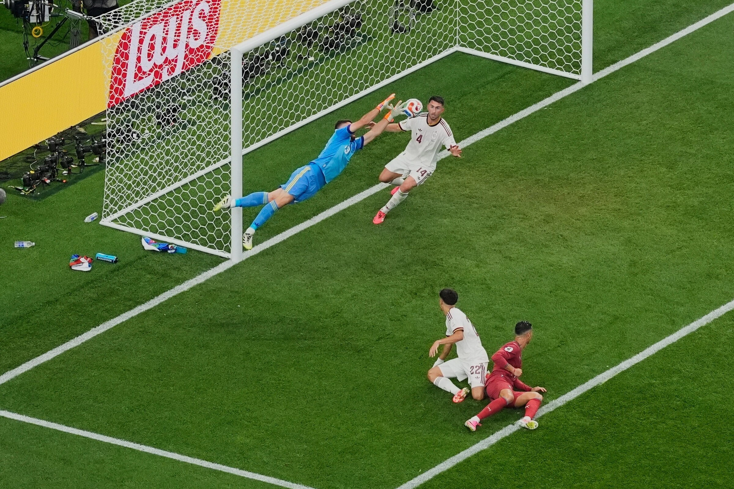 Thủ môn Unai Simon bắt bóng từ cú sút của Cristiano Ronaldo Unai Simon cứu thua cho Tây Ban Nha trong trận gặp Bồ Đào Nha vòng 1/8 World Cup 2026